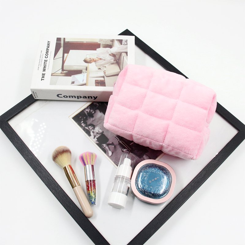CB059 Private Label Cute Aesthetic Portable Plush Makeup Bag Factory